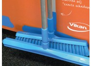 Twee bezems achter elkaar op schaduwbord