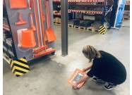 Vloerstickers plakken