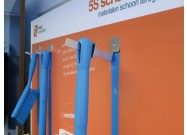 Roestvrijstaal ophangsysteem met tussenstop op schaduwbord