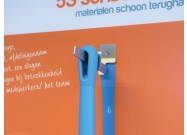 Roestvrijstaal ophangsysteem met tussenstop op schaduwbord close up
